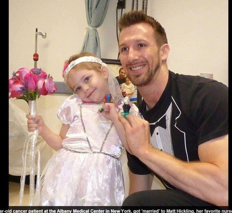 A pequena Abby, de quatro anos, realizou o sonho da vida
quando se casou com o enfermeiro favorito no hospital Albany, em Nova York,
nos Estados Unidos. De acordo com informações do site DailyMail, a menina sofre
de câncer e teve a ideia de se casar com Matt Hickling, um dos
enfermeiros que trabalha no centro de atendimento ás crianças com câncer do
hospital e dá muita atenção à pequena Abby