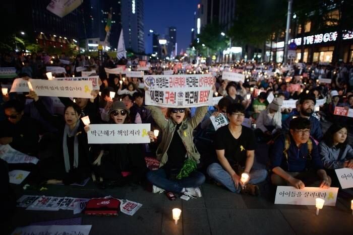 Em Seul, capital da
Coreia do Sul, pessoas gritam frases e seguram cartazes em que se lê “É sua
culpa, presidente”, durante manifestação em tributo às vítimas do naufrágio da
balsa sul-coreana