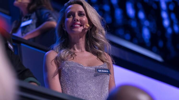Gio Bianco deve ter deixado todos de queixo caído com tamanha beleza! A jurada usou um vestido bastante decotado e cheio de brilho. Não dá para negar que ela arrasa