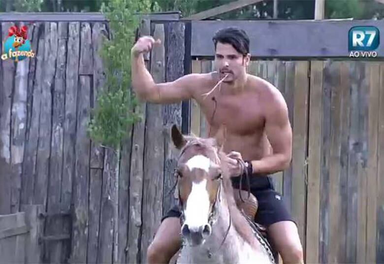 O peão também mostrou seus dotes de
caubói e teve a oportunidade de cavalgar na área dos animais de A Fazenda. E
ele não fez feio, não. Muito pelo contrário. Marcelo deu show!

+ "Eu prefiro esquecer a Mara como jogadora", diz Douglas sobre ex-peoa de A Fazenda
+ Peões relembram trajetória de Amaral no reality e Rayanne afirma: "Ele é um cara muito iluminado"
+ Em atividade, Minerato fala sobre Thiago Servo: "Por mais que eu queira ele não vai sair da minha vida"

