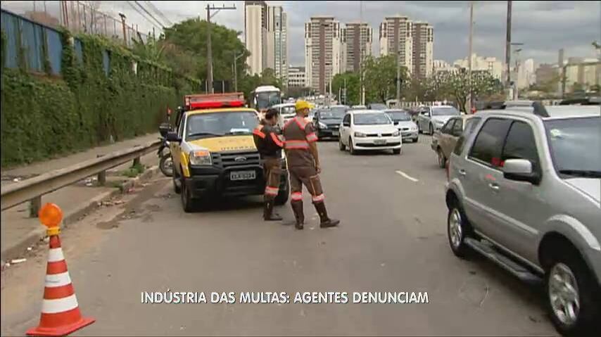 Questionada pela reportagem, a CET garantiu que não tem nenhum procedimento para cumprimento de metas de multas, mas diz que está pronta para averiguar qualquer denúncia

> Veja toda a programação da Record no R7 Play
