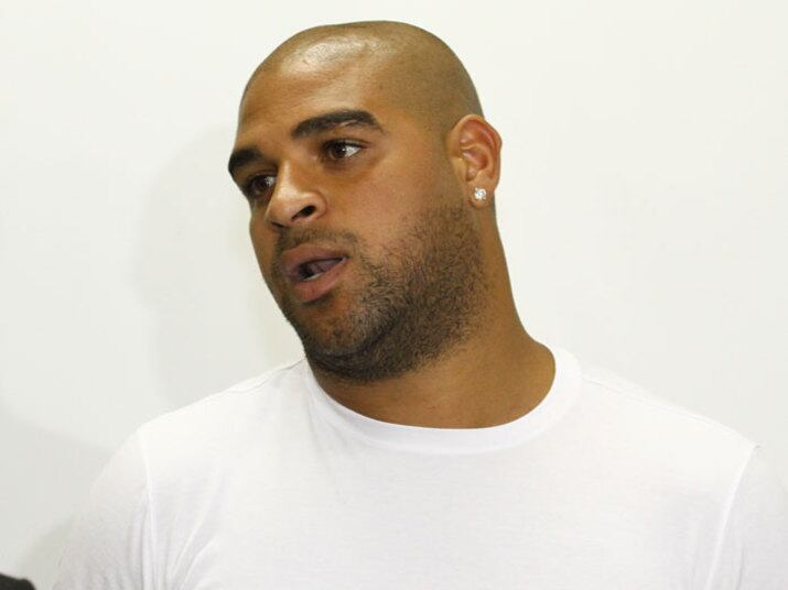 Sem receber um salário mensal há mais de um ano, Adriano vive atualmente do dinheiro conquistado na Itália e investido em vários empreendimentos, como uma mansão na Europa, por exemplo, que está alugada e rende uma boa quantia ao ex-jogador