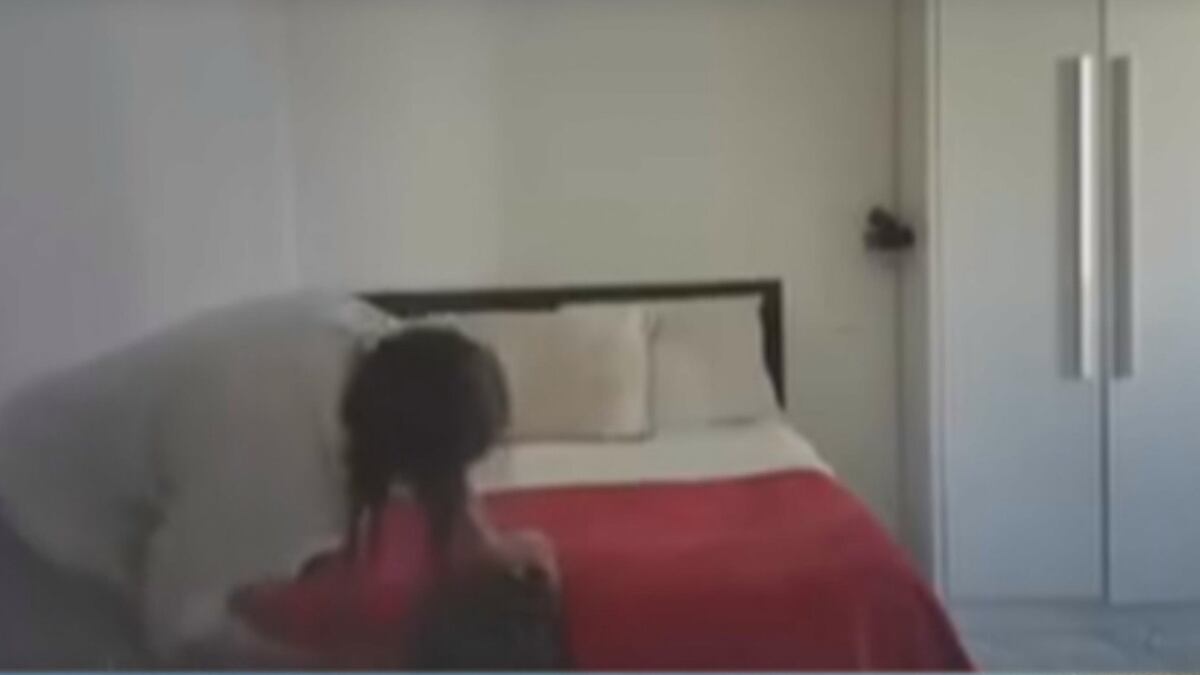 Mãe é presa após ser flagrada agredindo filha de 2 anos em Belo Horizonte