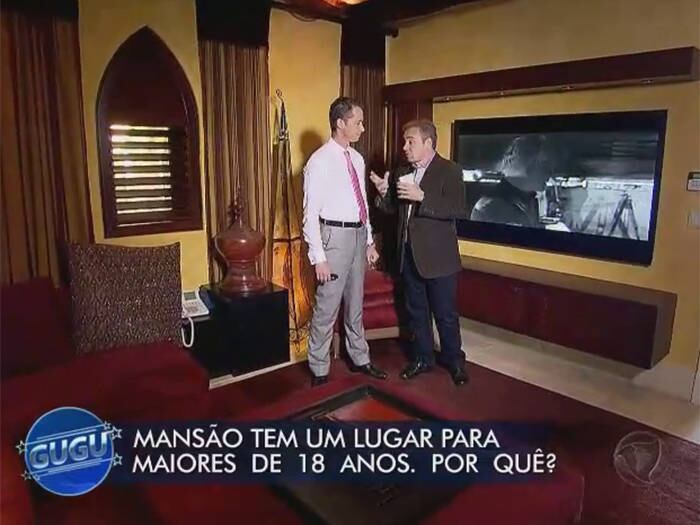

Além da sala de visitas, a mansão de Enrique possuiu outra sala de estar, só que com televisores

