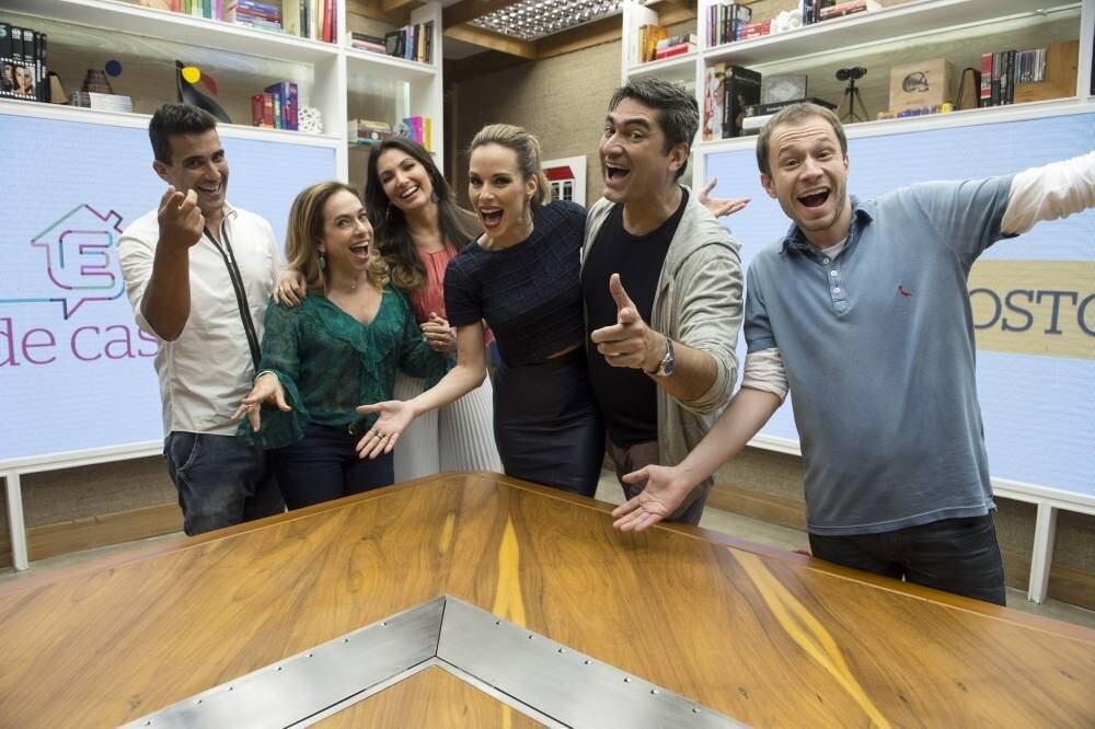 Estreou na manhã deste sábado (8) o programa É de Casa, da Globo. A atração reúne seis apresentadores: Zeca Camargo, Patrícia Poeta, Tiago Leifert, Cissa Guimarães, Ana Furtado e André Marques. Logo de cara, o programa de variedades virou o assunto mais comentado do Twitter no Brasil e no mundo. O que motivou a interação nas redes sociais, no entanto, foram piadas sobre a atração. É de Casa recebeu um série de críticas, foi gongado e comparado ao programa de Sonia Abrão. Veja os melhores comentários 

Acesse o R7 Play e assista à programação da Record quando quiser
