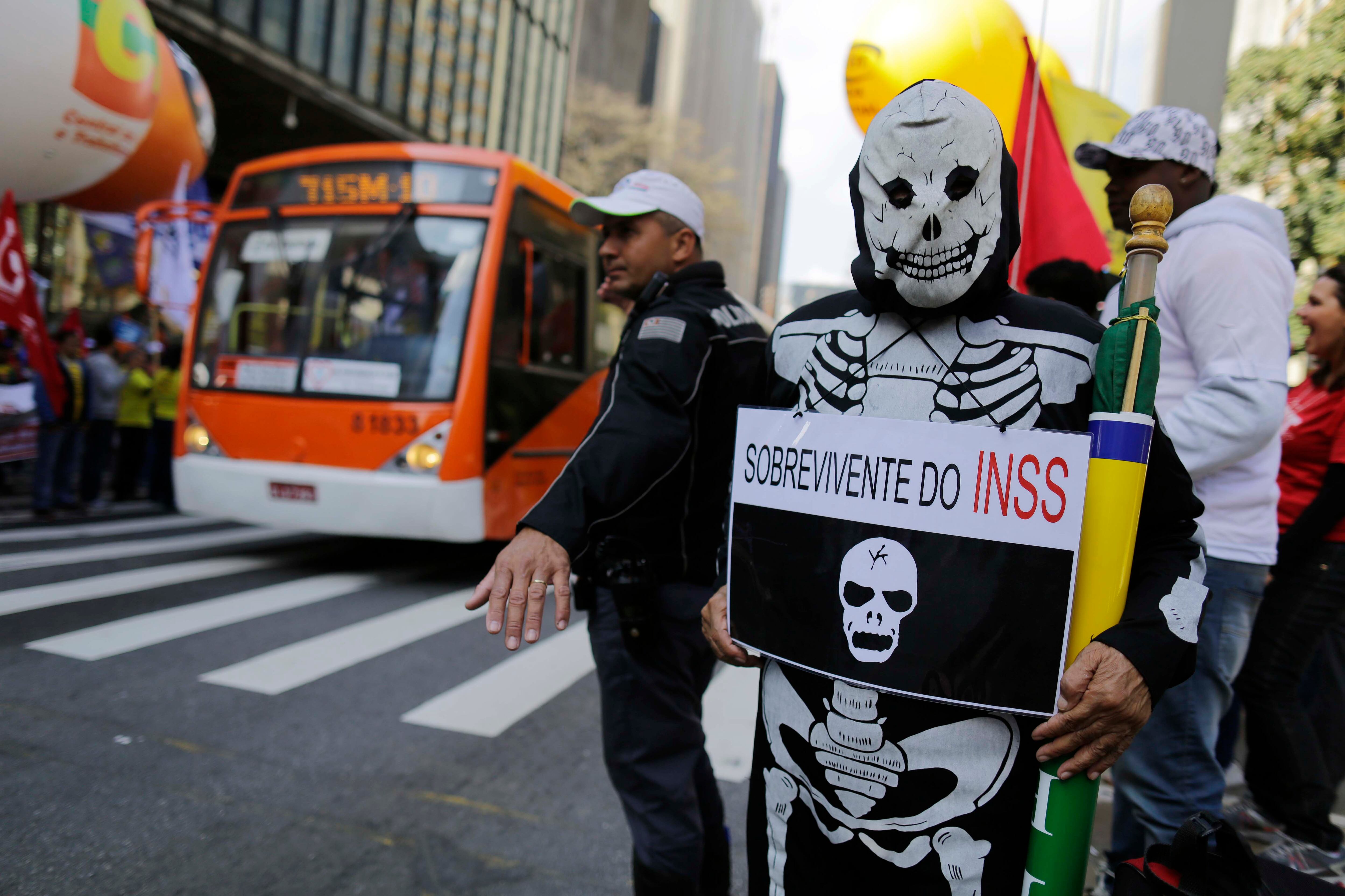 Por volta das 12h20, mais de dois mil manifestantes já estavam concentrados em frente ao vão livre do Masp, na Avenida Paulista,
centro de São Paulo, segundo a Polícia Militar. Grupos que protestaram em vários pontos da cidade durante a
manhã seguiam em direção à Paulista. A previsão é de que os
manifestantes saem do Masp para a Praça Ramos de Azevedo no início da
tarde

