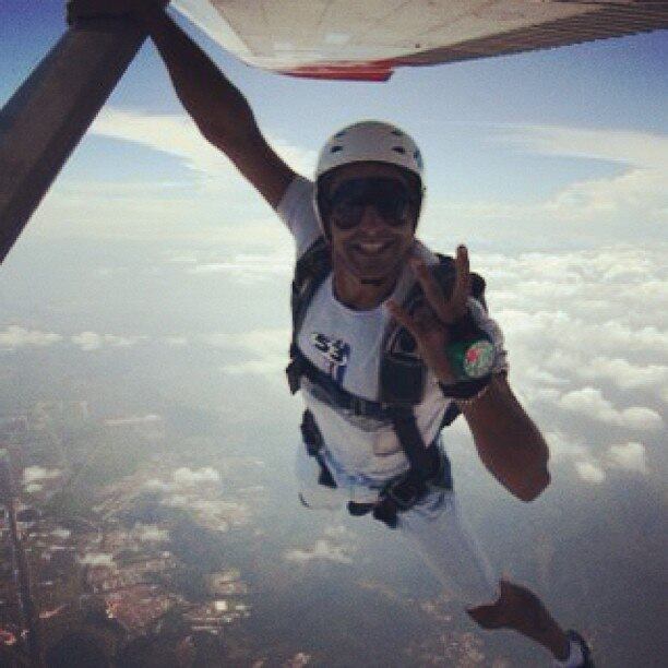 Os saltos do ator são de tirar o fôlego, e ele sempre se mostra muito entusiasmado em praticar o esporte radical. Corajoso, não é? 