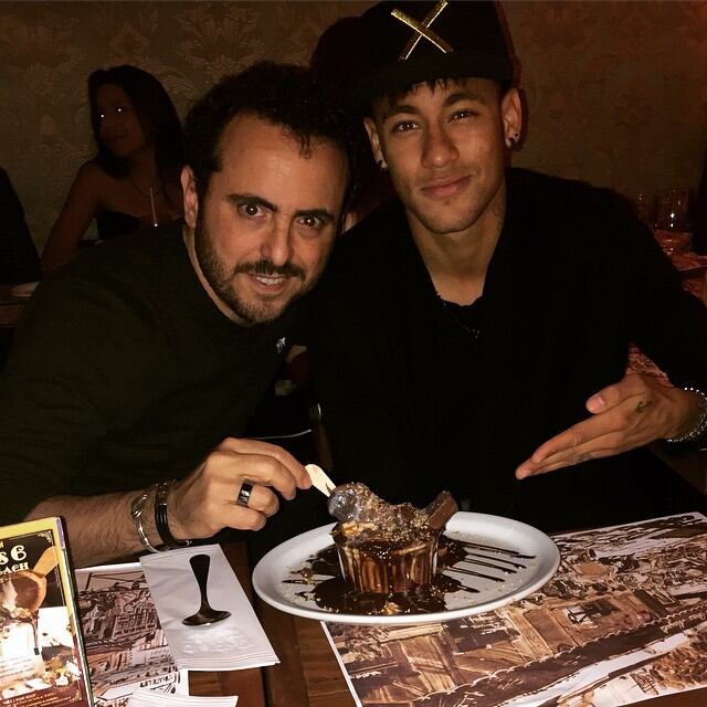 Neymar aproveitou a ida ao restaurante para provar a sobremesa que leva o nome da irmã...