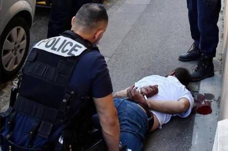 O suspeito de 42 anos foi detido após o ataque