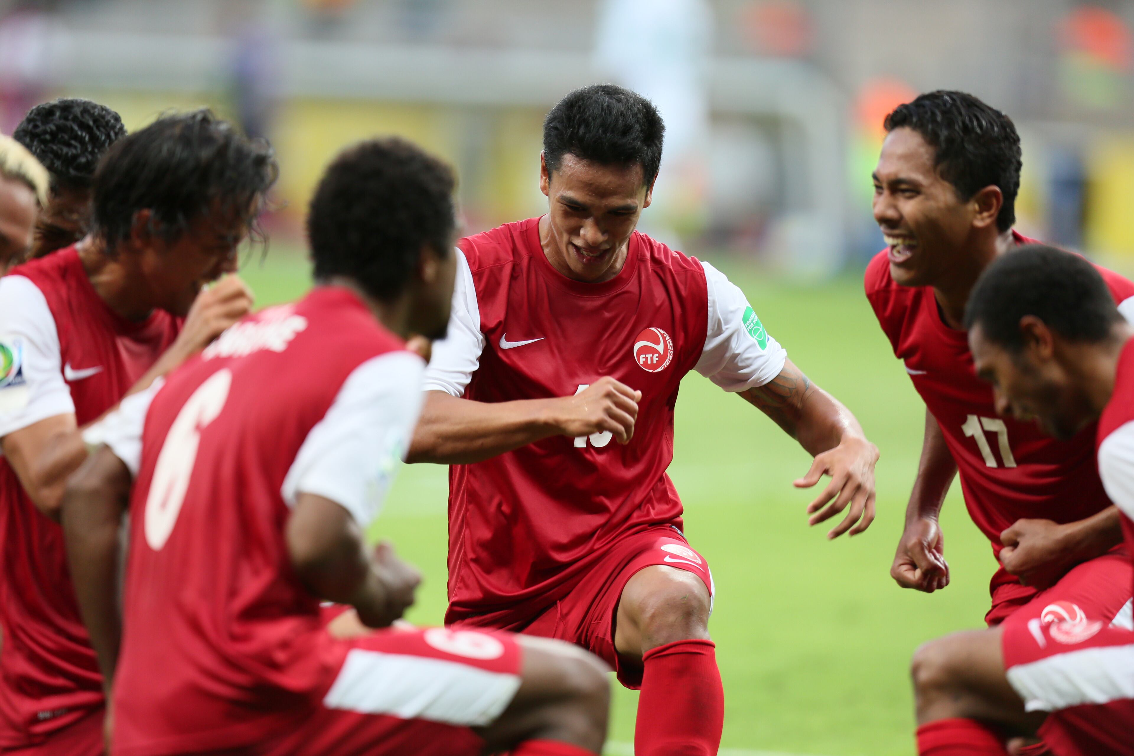 Jogadores comemoram o único gol do Taiti nas Confederações