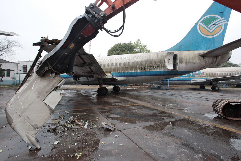 Começou, nesta terça-feira, o processo de desmonte dos nove aviões-sucata da Vasp parados há seis anos no Aeroporto de Congonhas, em São Paulo, onde ocupam um espaço de 170 mil m2. A ação é resultado do Programa Espaço Livre, criado pelo Conselho Nacional de Justiça (CNJ) com o objetivo de remover todas as sucatas que ocupam espaços em aeroportos e prejudicam as operações do transporte aéreo brasileiro. No prazo de 20 dias, será concluído o desmonte dos aviões da Vasp em Congonhas e, em cerca de 60 dias, haverá o primeiro leilão.A corregedora nacional de Justiça, ministra Eliana Calmon, assistiu ao desmonte da primeira aeronave, em solenidade que reuniu também representantes das instituições parceiras do Programa Espaço Livre, como a Secretaria Especial da Aviação Civil da Presidência da República, Agência Nacional de Aviação Civil (Anac), Infraero, Tribunal de Justiça de São Paulo (TJSP) e Ministério Público de São Paulo (MPSP). A corregedora considerou o fato simbólico e afirmou que representa uma vitória contra a burocracia.
