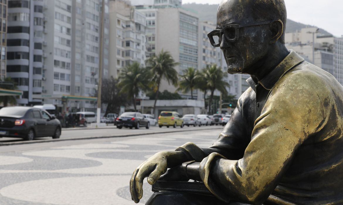 Estátua de Carlos Drummond de Andrade tem óculos recolados após furto
