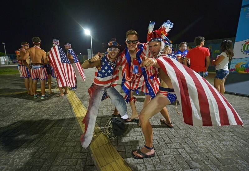 Em Natal, no Brasil, torcedores
americanos comemoram a vitória dos Estados Unidos sobre Gana durante a
madrugada