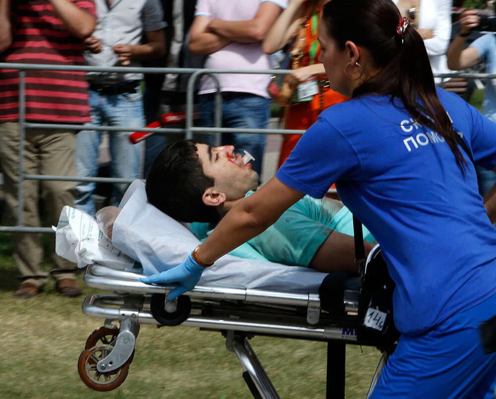 O acidente aconteceu no trecho entre as estações Slavianski Bulvar e
Park Pobedy. Cerca de 20 ambulâncias e oito helicópteros chegaram até a
estação Slavianski Bulvar, a mais próxima do local onde aconteceu o
descarrilamento e de onde foram retiradas mais de 350 pessoas