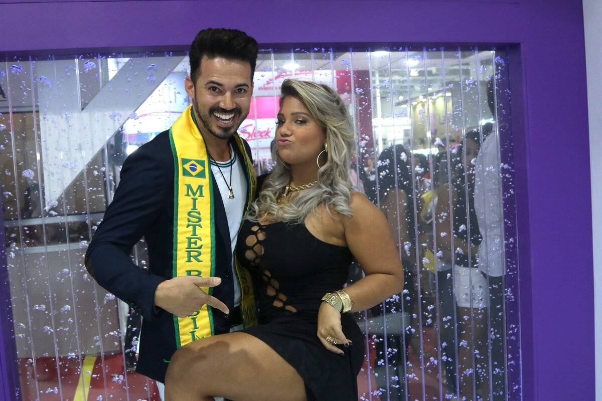 Mulher Filé e Mister Brasil se divertem em feira de beleza em São Paulo