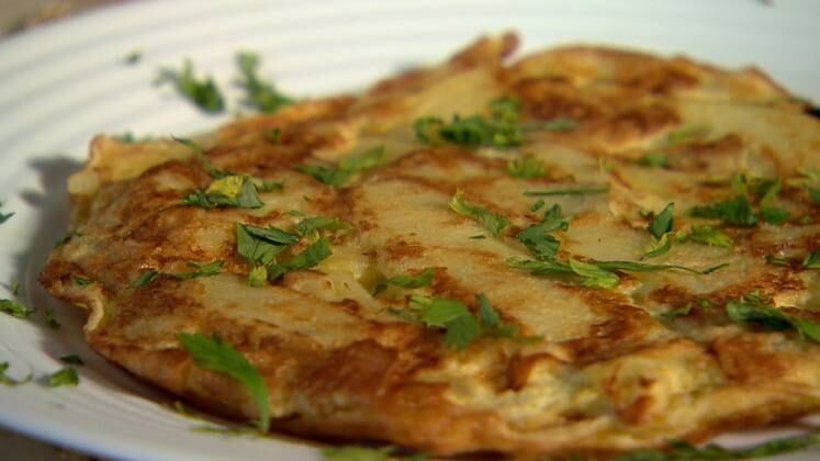 Tortilha Espanhola

Ingredientes:

3 ovos

300g de batatas fatiadas

100 ml de azeite

Sal a gosto

Pimenta a gosto



Modo de preparo:
Em uma
tigela, bata os ovos e junte o restante dos ingredientes;
Unte a frigideira com
óleo e despeje a mistura;
Vire, utilizando uma tampa, um prato ou uma
frigideira própria para omeletes; 
Sirva quentinha.