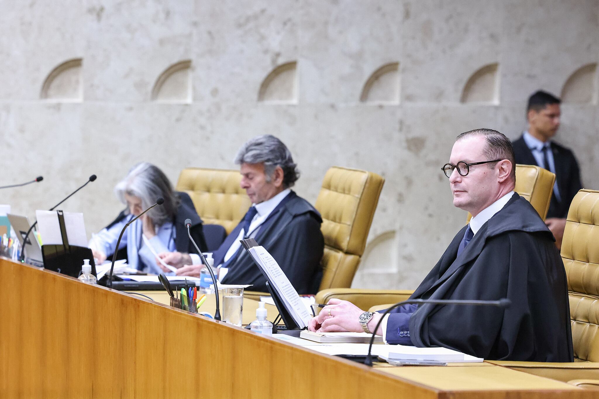 Zanin votou a favor de eleição direta, enquanto Fux defende eleição indireta