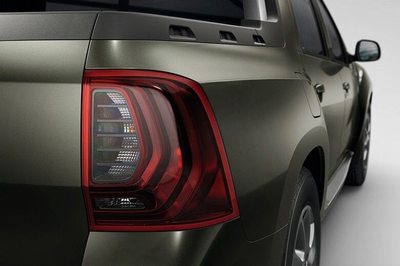 Nesta imagem é possível ver no detalhe a lanterna direita, com filetes verticais que lembram parênteses