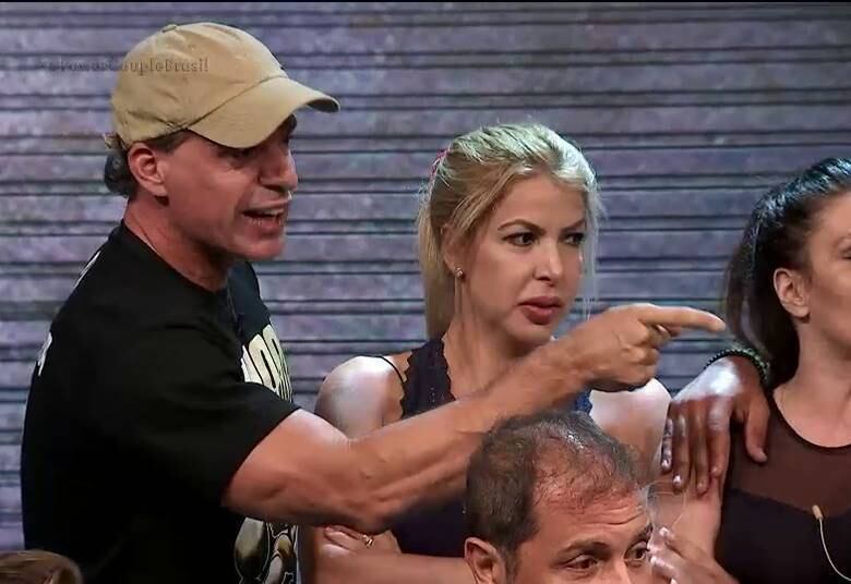 Os cabelos também foram repaginados.
— Clariei e dei uma cortada. Tirei aquela cor que estava ruim. Agora estou me sentindo maravilhosa como sempre me senti