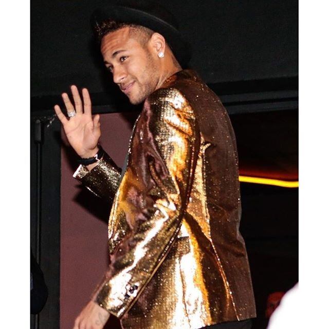 Além de Rafaella, a grande estrela da noite, o craque brasileiro Neymar também roubou a cena, principalmente com o seu terno dourado