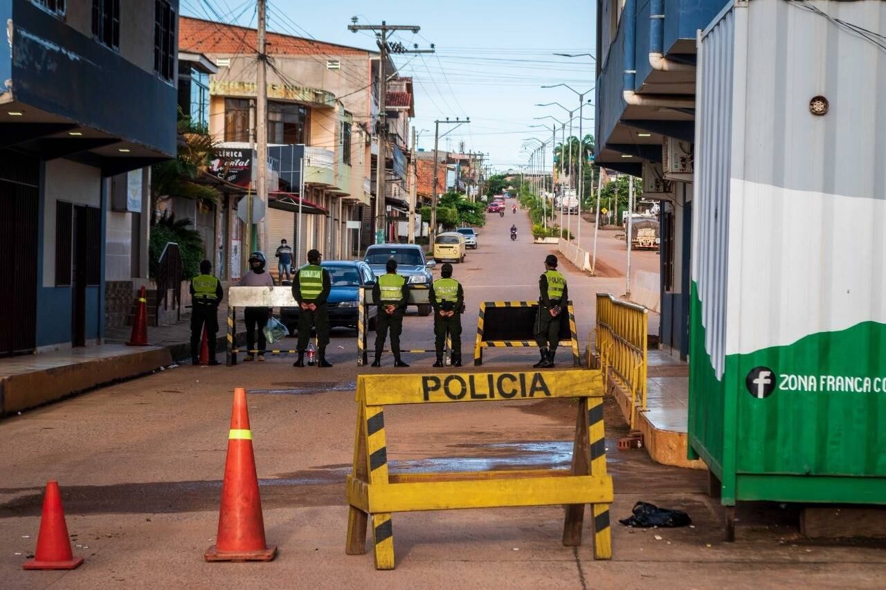 O governo boliviano
decretou o fechamento preventivo de sua fronteira com o Brasil situada em
Brasiléia, no Acre, a partir desta sexta-feira (2). A medida valerá por uma
semana

*Estagiária do R7 sob supervisão de Pablo Marques