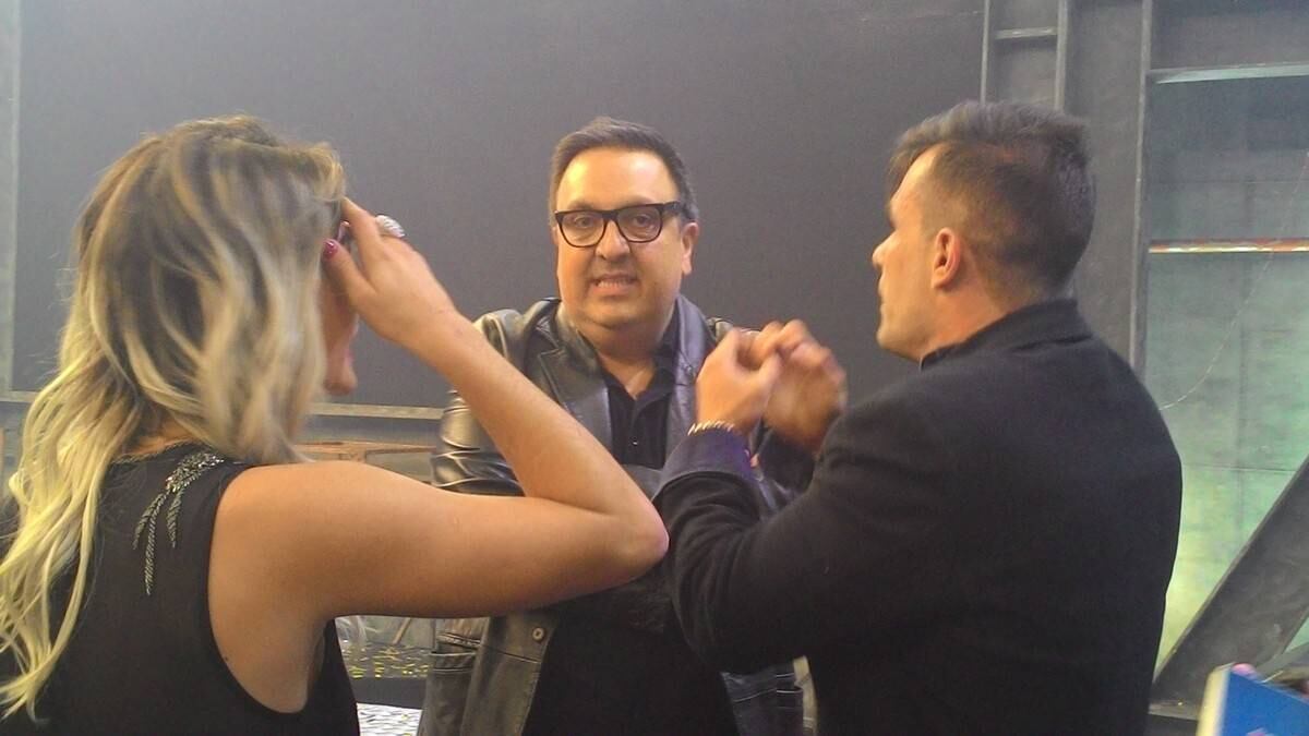 No fim da festa, Laura e Jorge conversaram entusiasmados com o diretor do programa, Rodrigo Carelli