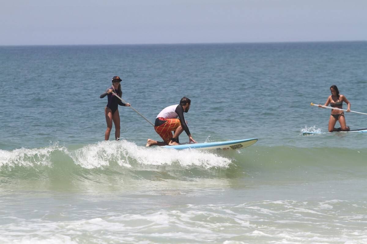 Bruno Gagliasso e Ricardo Pereira praticam stand up paddle na praia da Barra da Tijuca, no Rio