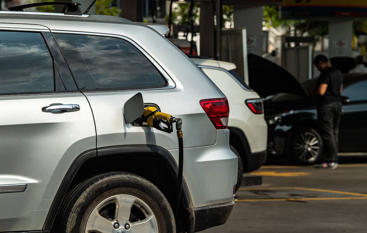 Abastecer com etanol em vez de gasolina vale mais a pena somente em 4 estados