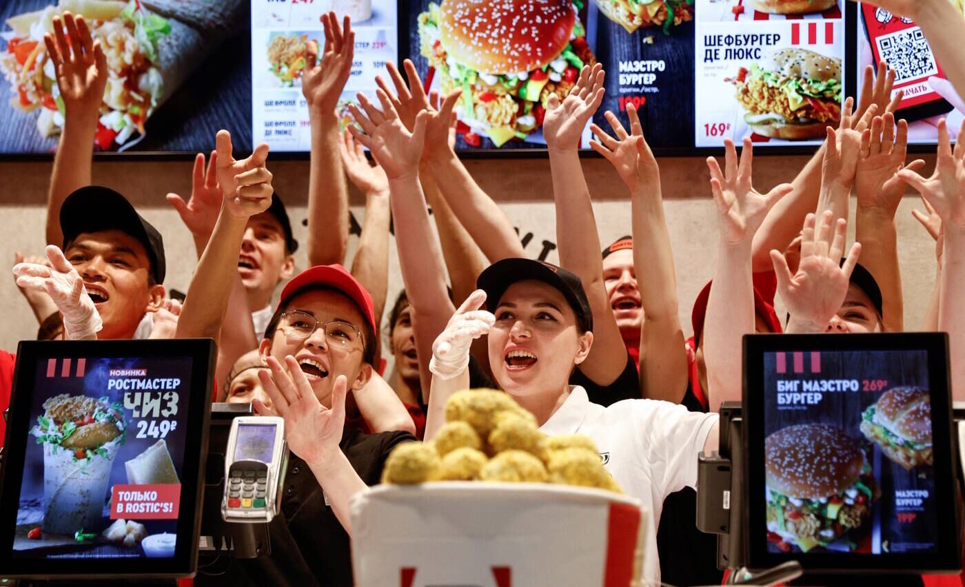 A Rússia reabriu, nesta terça-feira (25), diversas lojas que pertenciam à rede americana KFC, de frango frito. A empresa decidiu sair da Rússia no ano passado, depois que as tropas de Vladimir Putin invadiram a Ucrânia. Agora, as lojas da KFC se chamam Rostic's, uma rede genuinamente russa de comida que ficou famosa no fim da União Soviética, na transição do comunismo para o capitalismo


·         Compartilhe esta notícia pelo WhatsApp

Compartilhe esta notícia no Telegram