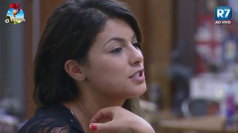 Babi disse ainda que achava outras pessoas forçadas dentro do confinamento. Andréia concordou e disse que achava Bruna Tang a única forçada. Babi disse que Helô e DH eram as pessoas das quais ela gostava além de Andréia 

+ Ainda com restos de maquiagem no rosto Babi diz que está morta e DH a chama de vampira

+ Depois de festa bombada, peões sofrem no celeiro

+ É o fim da parceria? Andréia fica alterada, ataca Babi e se joga no chão chorando

+ Festa Cinema Mudo! Saiba detalhes dos bastidores
