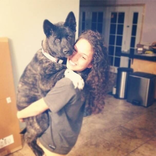 Amigos de longa data, Maria Magana e Ben Henderson dividem o dia a dia como um verdadeiro casal faz tempo, com direito a um terceiro integrante da família