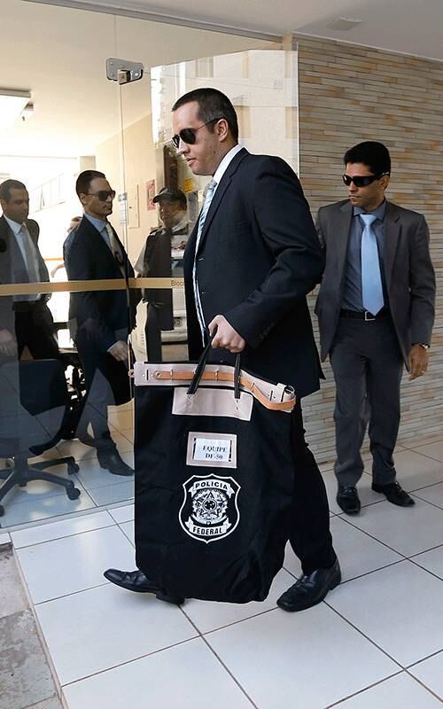 A PF (Polícia Federal) cumpriu nesta terça-feira (14) 53 mandados de busca e apreensão expedidos pelo STF (Supremo Tribunal Federal), referentes a seis processos instaurados a partir de provas obtidas na Operação Lava Jato. As residências do senador Fernando Collor de Mello (PTB-AL) e sedes de empresas ligadas à família são os principais alvos nesta nova etapa da investigação