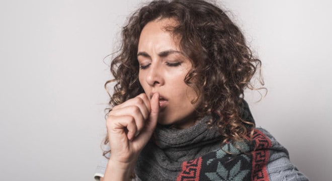 A tosse é um mecanismo de defesa do corpo e resposta à irritações na garganta
