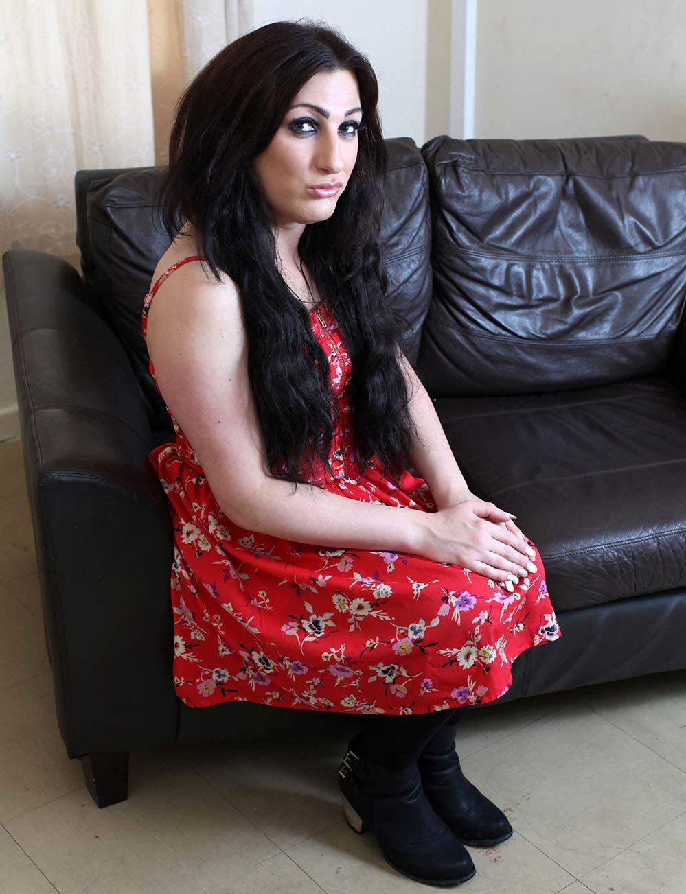 Nascida em Birmingham, na Inglaterra, Tiffany-Rose nasceu como Niall Davies.
— Os meninos na escola me provocavam porque eu tinha as orelhas viradas para fora e porque meu nariz era grande. Eu costumava ser chamada de “esquisito” e “feio”, e de nomes como “dumbo”. Eu não tinha muitos amigos
Leia mais