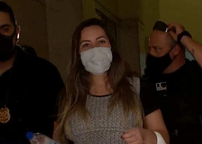 A Justiça do Paraná expediu o mandado de soltura da influenciadora digital e ex-miss, Lauren Adana Lorenzetti, de 31 anos, presa na manhã desta segunda-feira (11). Grávida de 9 meses, ela foi solta à tarde e está casa, segundo a delegacia do Portal do Morumbi, na zona sul da capital paulista. Ela foi condenada a 7 anos e meio de prisão por ter forjado o próprio sequestro em 2010 com o auxílio do ex-namorado, que morreu, e de um casal de amigos. Ela solicitou à mãe um resgate no valor de R$ 100 mil.