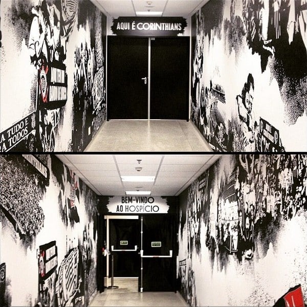 Já o caminho dos visitantes contará com mensagens muito bem-humoradas. Na entrada do vestiário rival está a mensagem "Aqui é Corinthians". Na entrada do túnel de acesso para o gramado, a mensagem é "Bem-vindo ao hospício", em alusão ao "Bando de Loucos" que recepcionará os visitantes nas arquibancadas