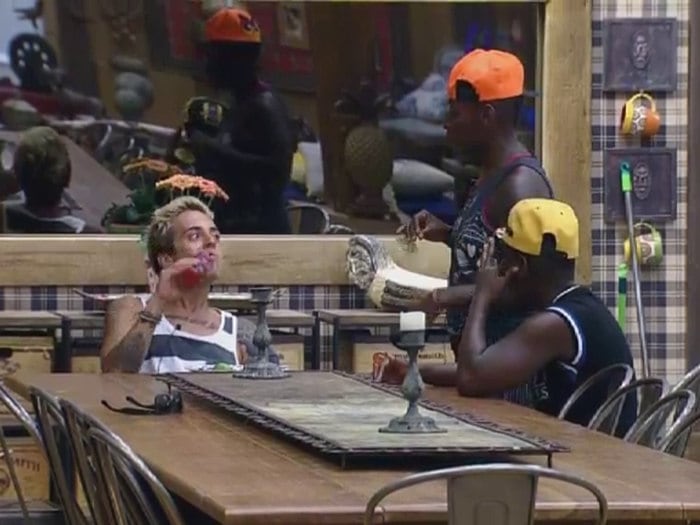 A dupla Pepê e Neném também foi bastante unida com o peão
+ Assista ao momento: Com 44,38% dos votos, DH é o grande vencedor da sétima temporada da Fazenda
+ Relembre alguns dos banhos sensuais que marcaram a Fazenda 7
+ Reveja as maiores amizades criadas entre os peões em A Fazenda 7
+ Reveja as maiores brigas e barracos da sétima edição do reality
+ Reveja os peões que mostraram mais do que queriam no reality
+ Reveja os peões mais polêmicos de A Fazenda 7