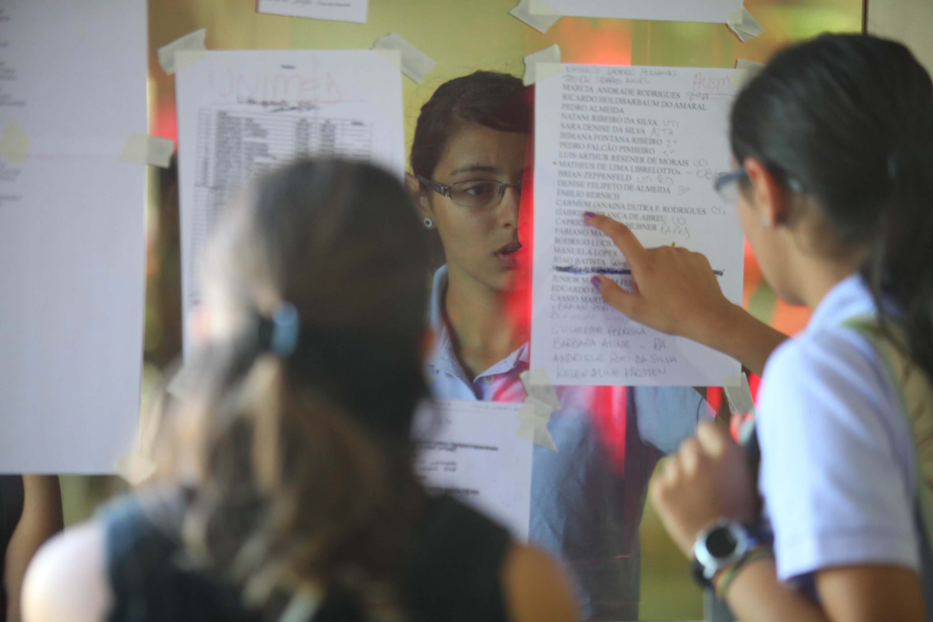 Parentes procuram informações sobre desaparecidos que estavam na boate no momento do incêndio