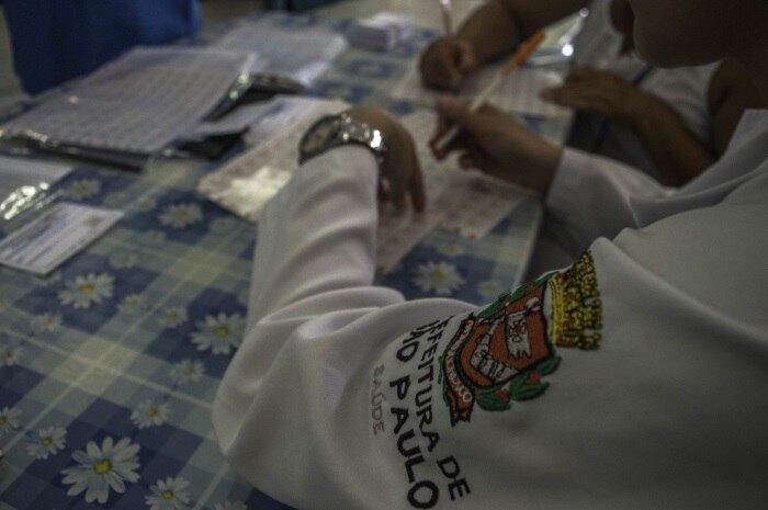 Longas filas na Paróquia Santa Maria Madalena e São Miguel Arcanjo, Zona Oeste de São Paulo (SP), na manhã desta segunda-feira (11), primeiro dia da vacinação contra a gripe H1N1. A vacina começará a ser dada às gestantes, crianças de seis meses a até cinco anos e idosos. A vacinação foi antecipada no estado por causa do aumento dos casos de H1N1
