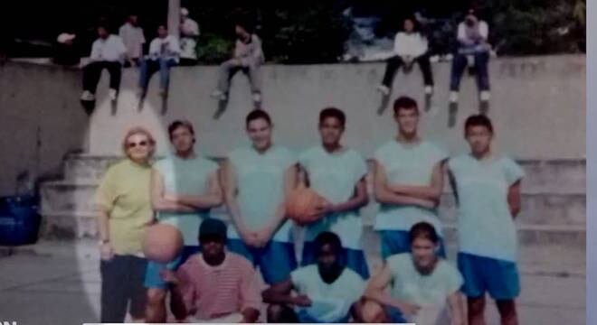 Ângela ao lado de uma de suas turmas de educação física