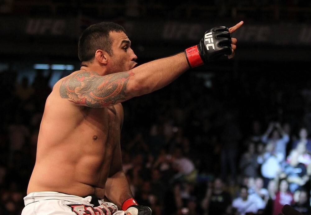 Fabrício Werdum mandou o neozelandês Mark Hunt para a lona com uma bela joelhada no UFC 180 e conquistou o cinturão interino dos pesos-pesados. Apesar de ser um título grandioso para o currículo do brasileiro, está longe de ser tão importante quanto um campeão linear no octógono mais famoso do mundo. Isso aconteceu porque o adversário original de 'Vai Cavalo', Cain Velasquez, se machucou três semanas antes do duelo e não pode estar na disputa. Com isso, Werdum passou a ser um dos campeões 'tapa-buracos' que o Ultimate teve em sua história. Relembre de outros...

Melhor luta: José Aldo vence Chad Mendes e mantém Cinturão invicto
