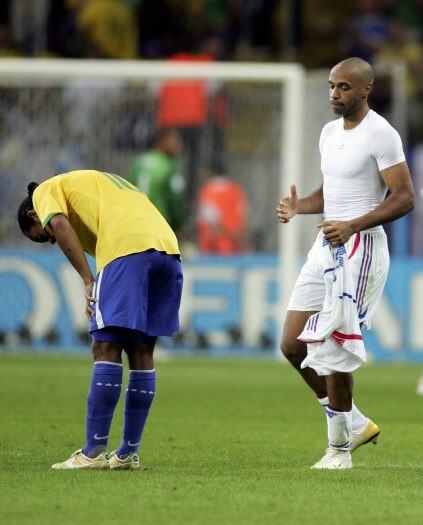Zidane cobra na área e, enquanto Roberto Carlos se preocupa em ajeitar o meião, Thierry Henry entre sozinho para marcar o gol que deu a vitória aos franceses