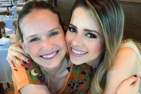 Fernanda Rodrigues e Sandy posaram abraçadinhas