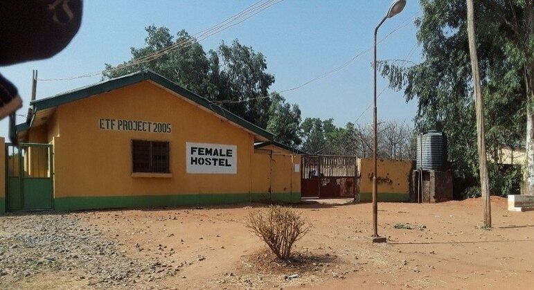 Estudantes foram retirados de alojamentos na universidade em Kaduna
