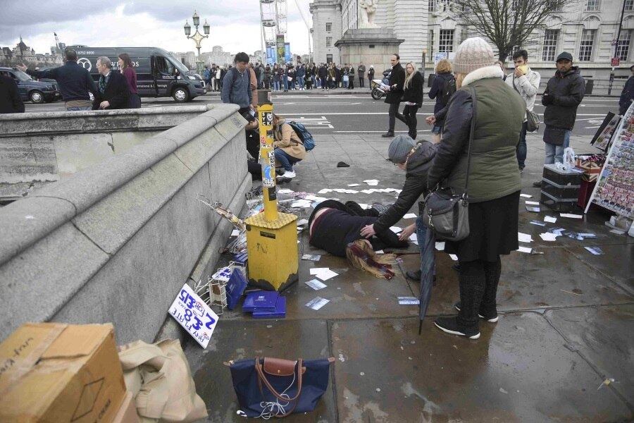Mulher ferida na ponte de Westminster nesta quarta-feira (22)