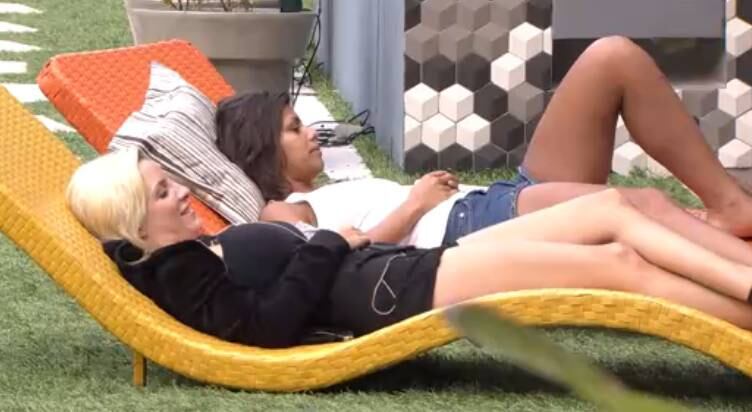 Clara e Franciele na área externa