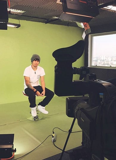 Com quase sete milhões de inscritos nos seus canais do YouTube (NomeGusta e GustaTV), o youtuber revela como é administrar a carreira de sucesso na internet.

— Trabalhar com dois canais é muito complicado, pois
são dois tipos de linguagens diferentes. No “NomeGusta” mantemos a qualidade de
produção, já no “GustaTV” é algo mais dinâmico, mostrando meu dia a dia de
forma mais simples