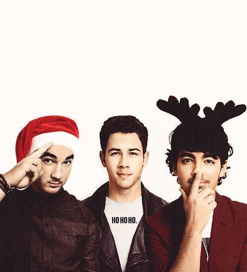 Jonas Brothers
Kevin, Nick e Joe também apostaram nos sinos e na harmonia de diferentes vozes para a música natalina do conjunto. Like It's Christmas é animada, apesar de menos eufórica que as já listadas aqui. A letra romântica é perfeita para instalar o clima de final de ano