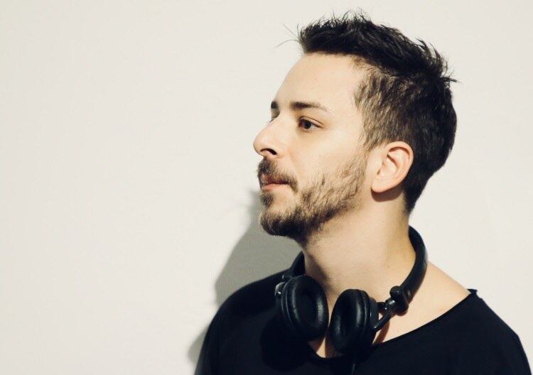 Enquanto não sai em turnê com Sandy, Junior Lima investe em seu projeto eletrônico Manimal. Na banda, Junior toca diversos instrumentos e também ataca de DJ