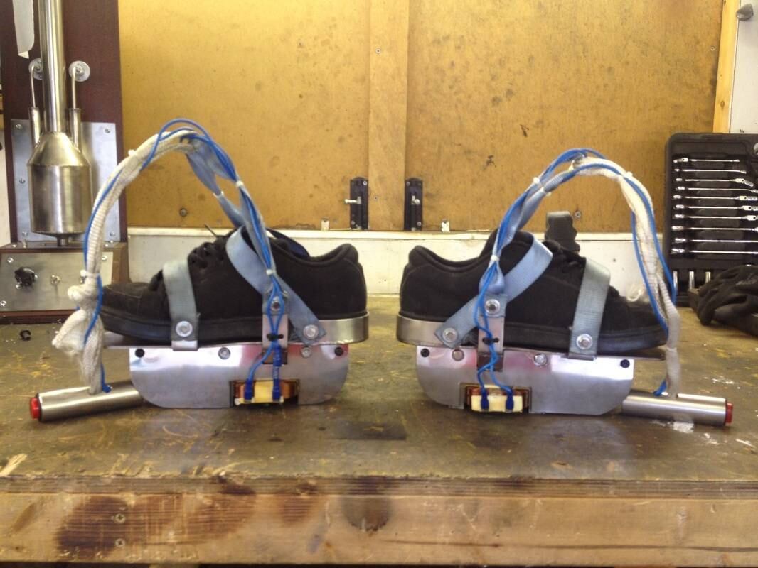 O inventor de 34 anos é conhecido por tentar recriar poderes dos heróis de X-Men. Furze já passou uma semana desenvolvendo um aparelho inspirado nos poderes do vilão Magneto